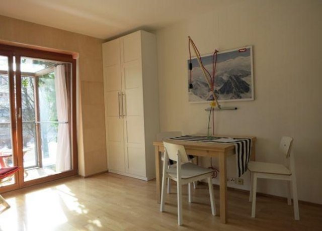 Apartement-Studio-Innsbruck-Tisch.jpg