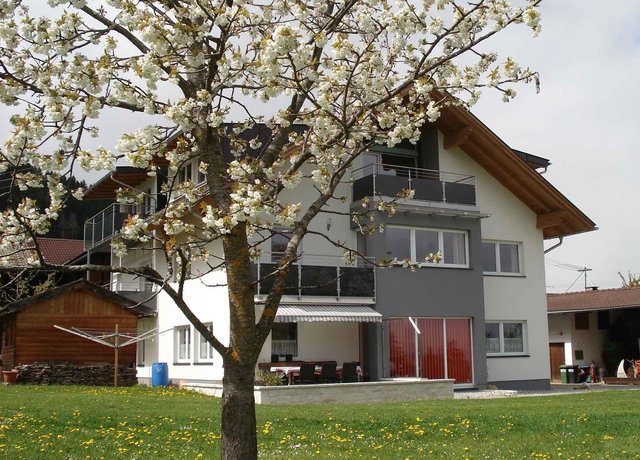 Hauserhof-Fruehjahr-Oberperfuss.jpg