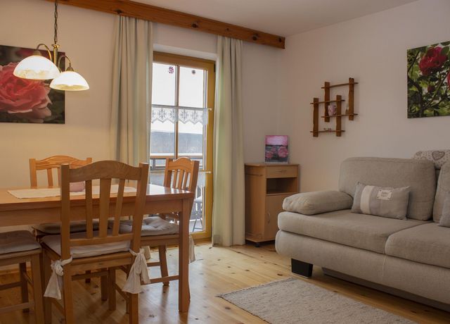 Wohnkueche-Rosenbeet-mit-Balkon.jpg